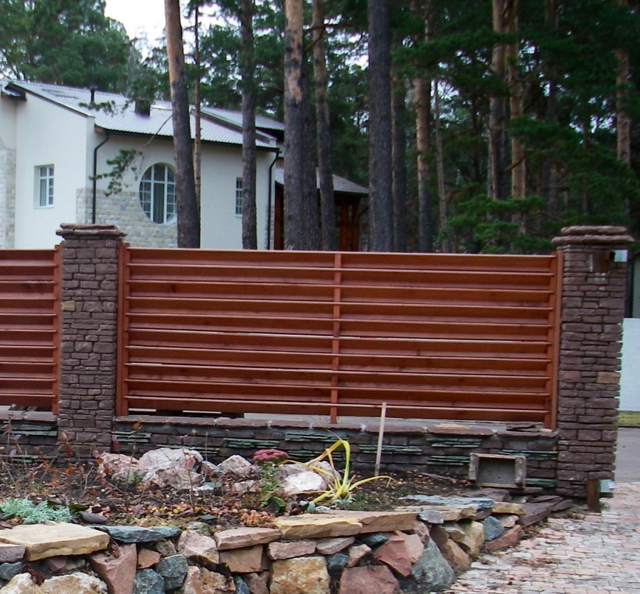 Забор камень и дерево