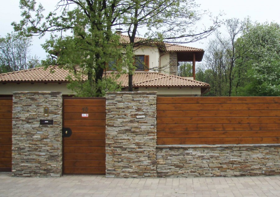 Современный каменный забор