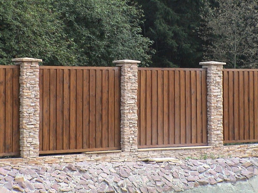 Деревянный забор с кирпичными столбами
