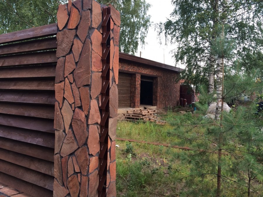 Забор из дикого камня и дерева