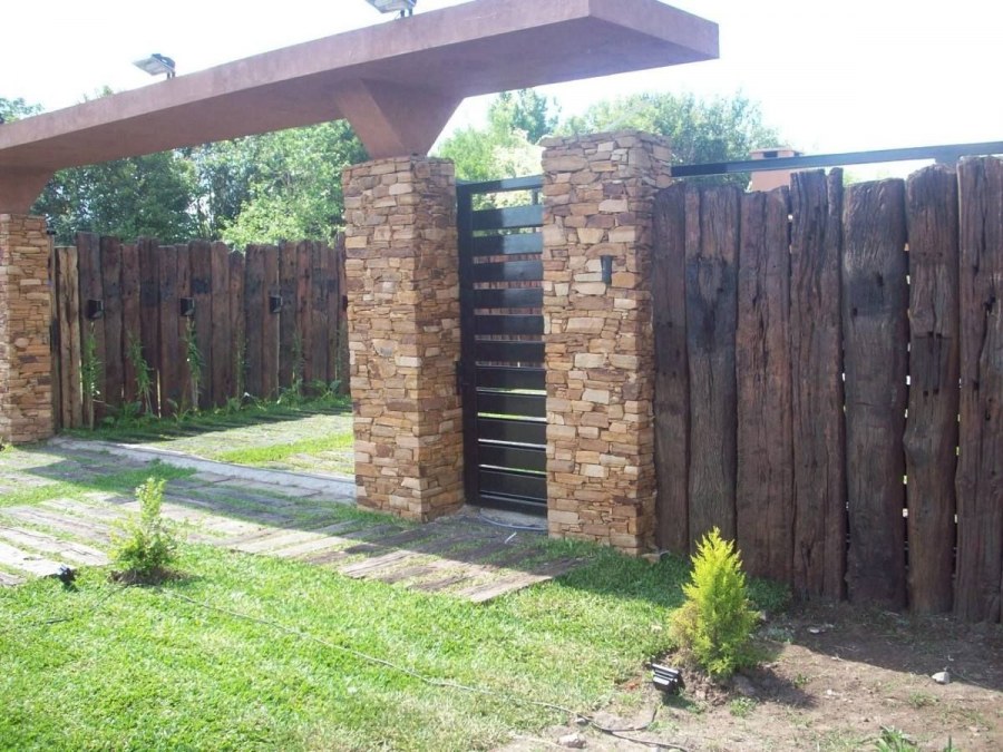 Забор из камня и дерева