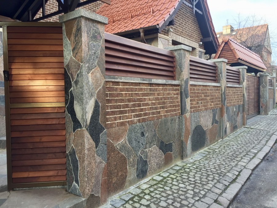 Забор облицованный камнем