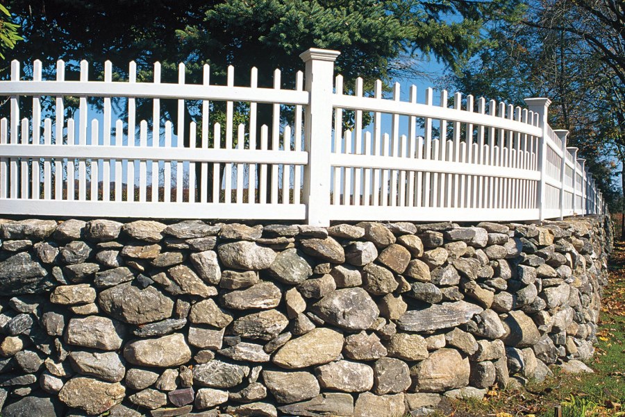 Забор из камня и дерева