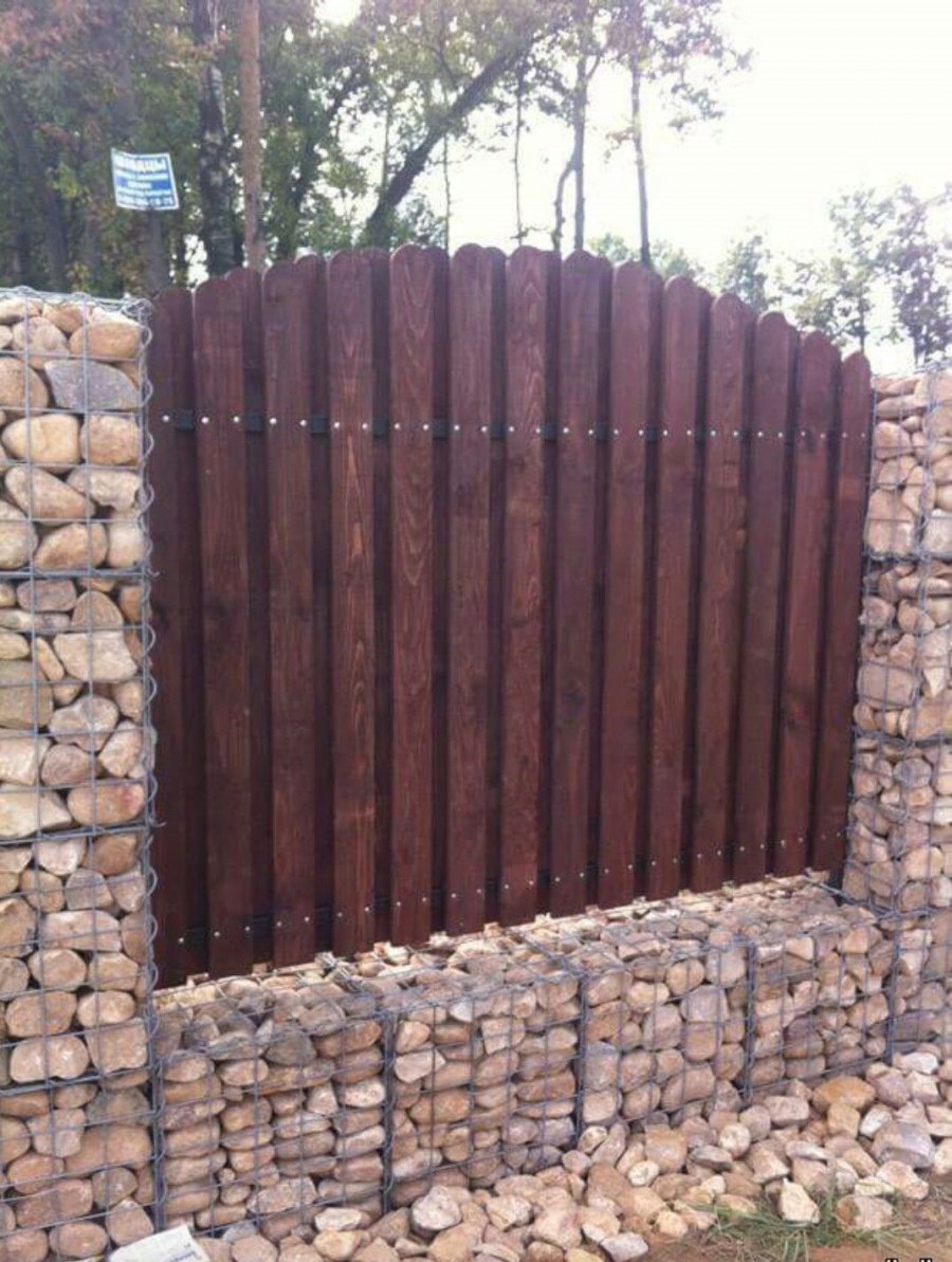 Забор камень и дерево