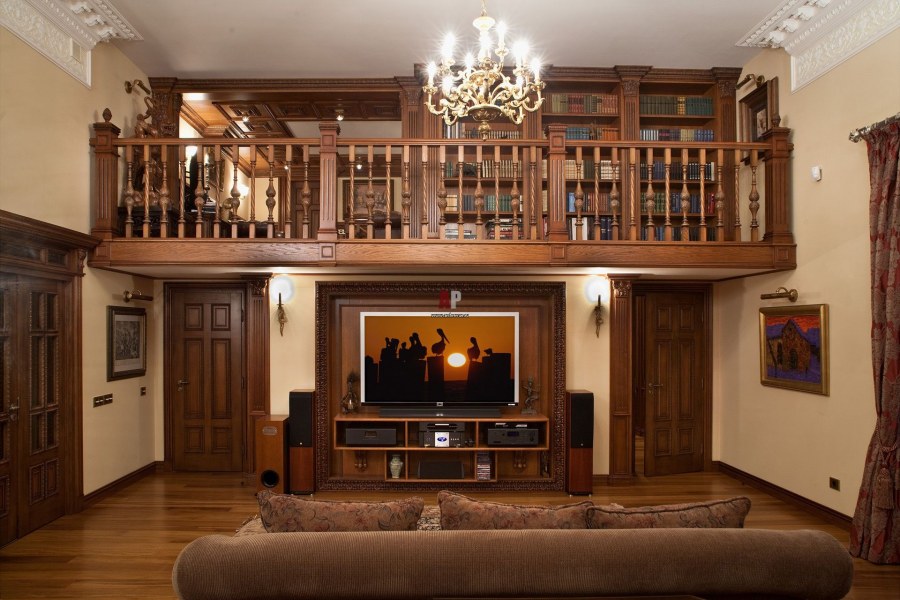 Гостиная с антресолью