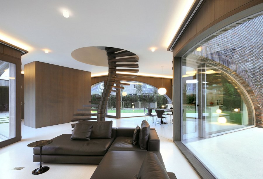 Современное здание внутри