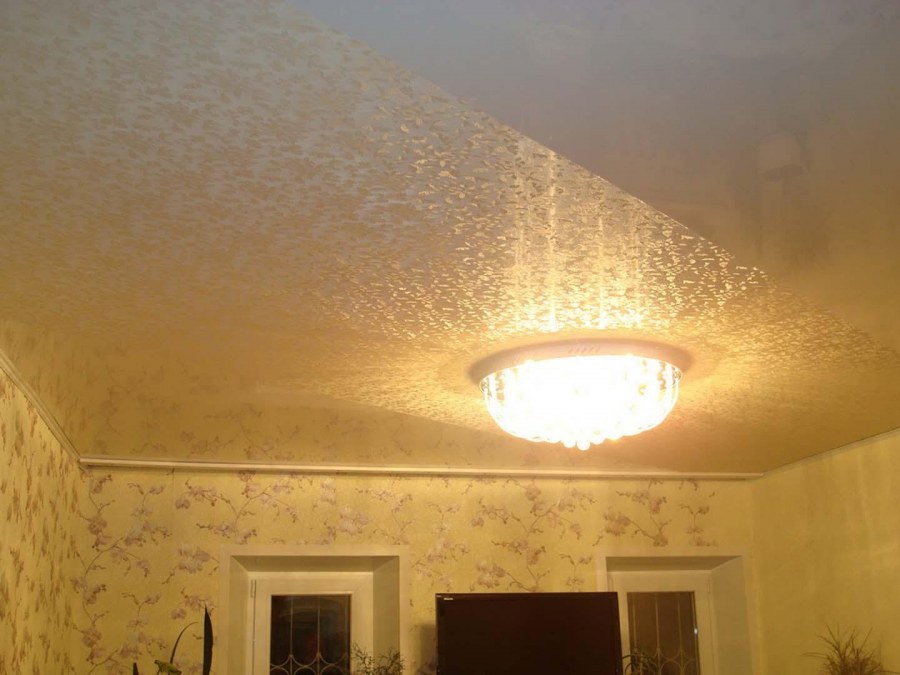 Фактурный золотой потолок