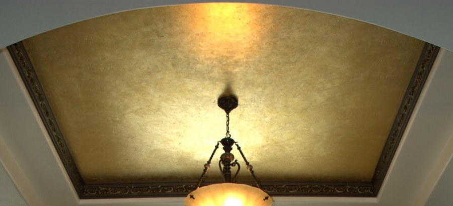 Натяжной потолок в ванной фактурный