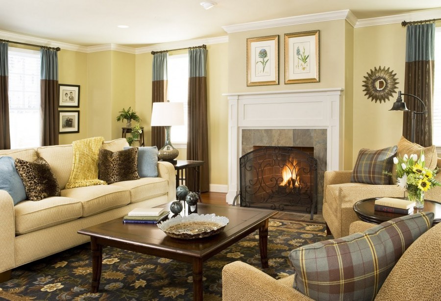 Гостиная в коричневом цвете с камином