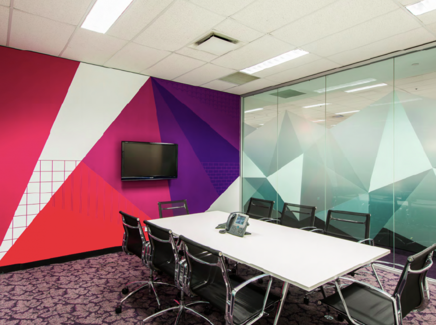 Яркая стена в офисе