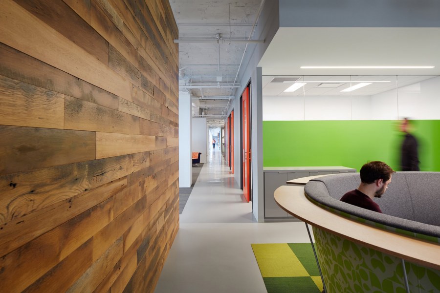 Деревянная стена в офисе