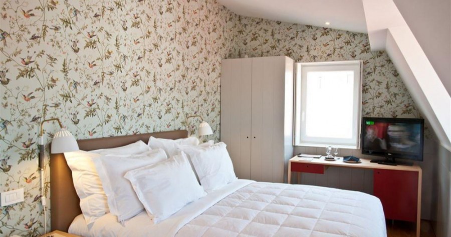 Оклейка мансарды обоями двух видов