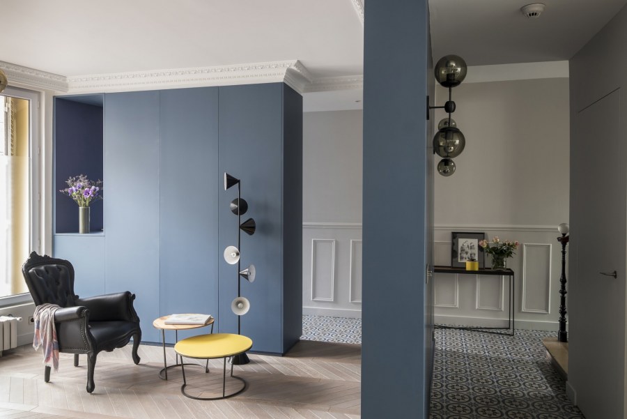 Стены пепельно-голубого цвета в школе