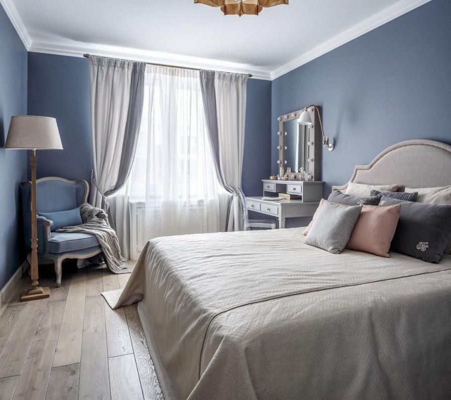 Голубые стены в спальне