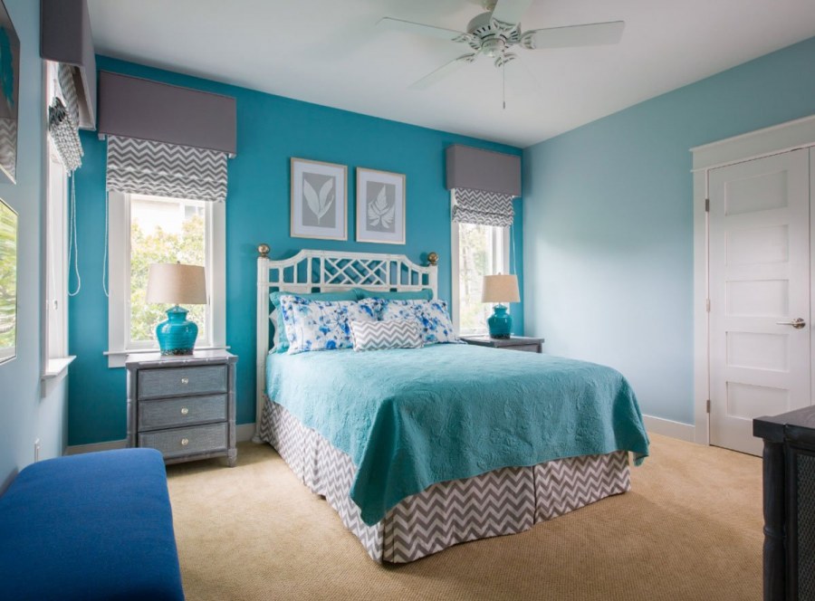 Комната с голубыми стенами