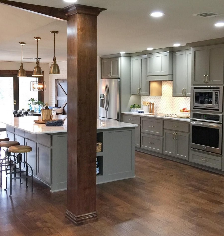 Кухонный остров у колонны