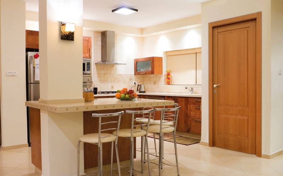 Кухня с колонной в стене