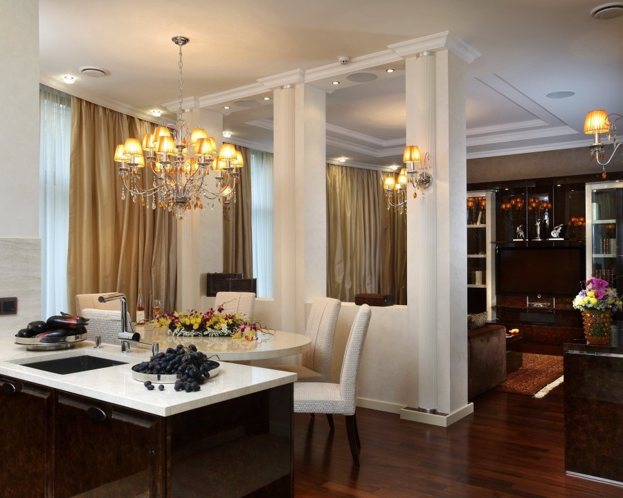 Колонны между гостиной и столовой