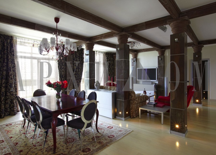 Гостиная столовая с колоннами