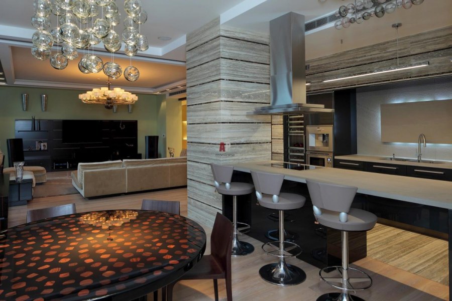 Колонны в интерьере кухня-гостиная