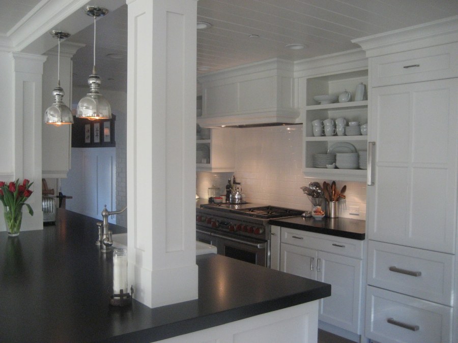 Кухонный остров у колонны