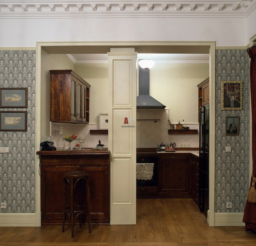 Квадратная колонна в интерьере кухни