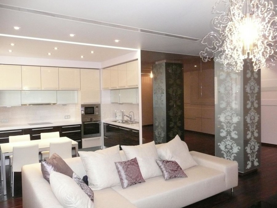 Кухня гостиная с колонной в центре