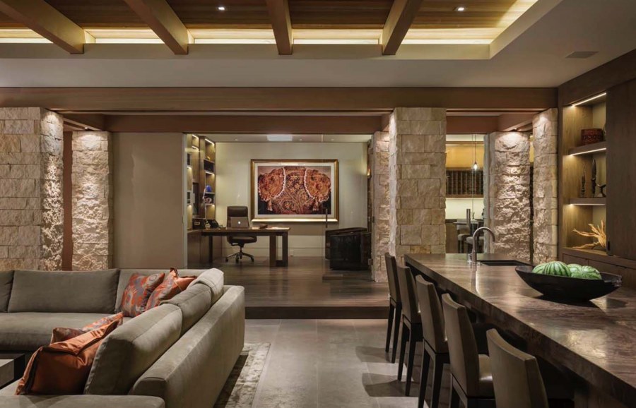 Гостиная с каменными столбами