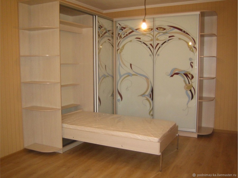 Угловой шкаф купе со встроенной кроватью