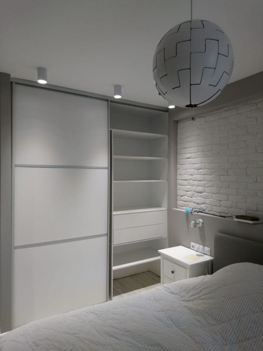 Белый шкаф купе Эггер