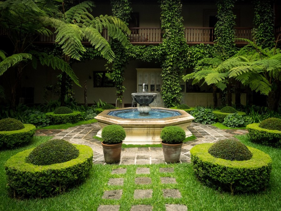 Внутренний двор с фонтаном