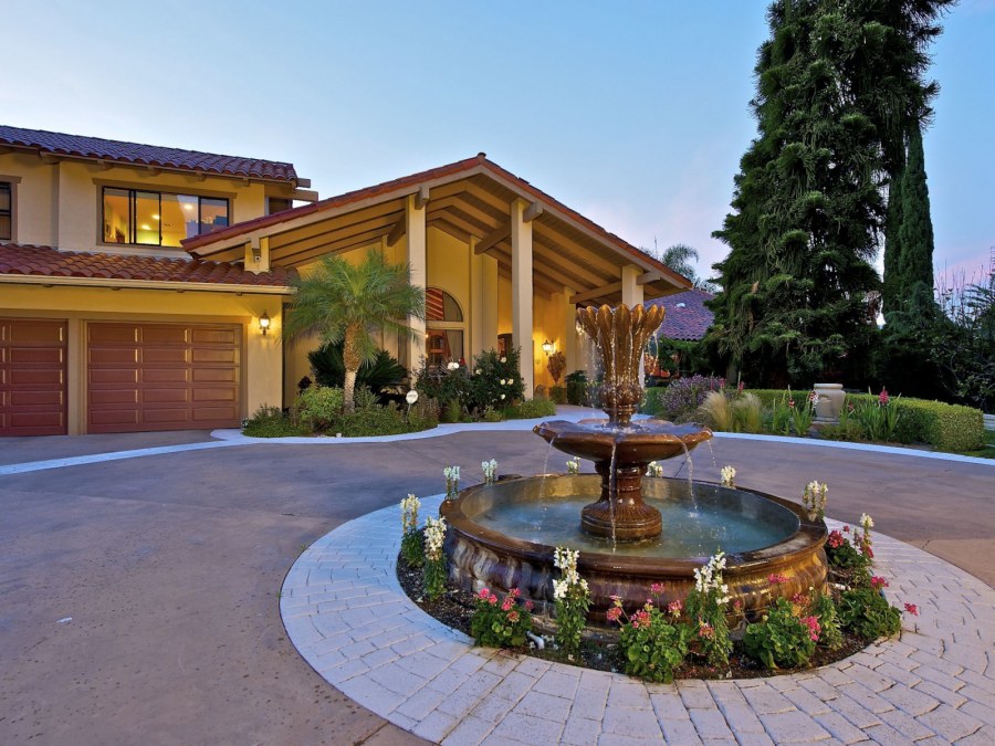 Красивый особняк с фонтаном