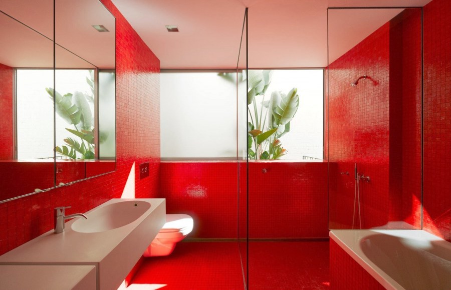 Ванна в красных тонах