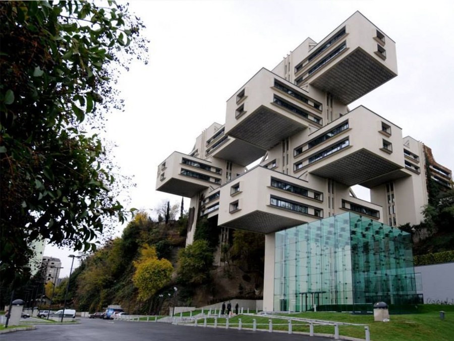 Брутализм дом в скале