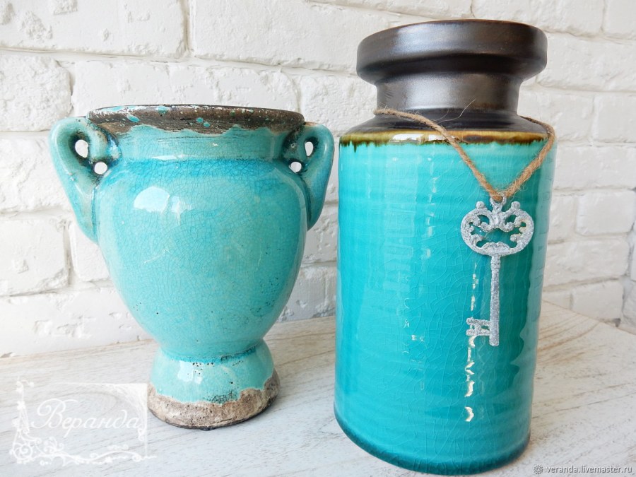 Бирюзовая ваза в интерьере