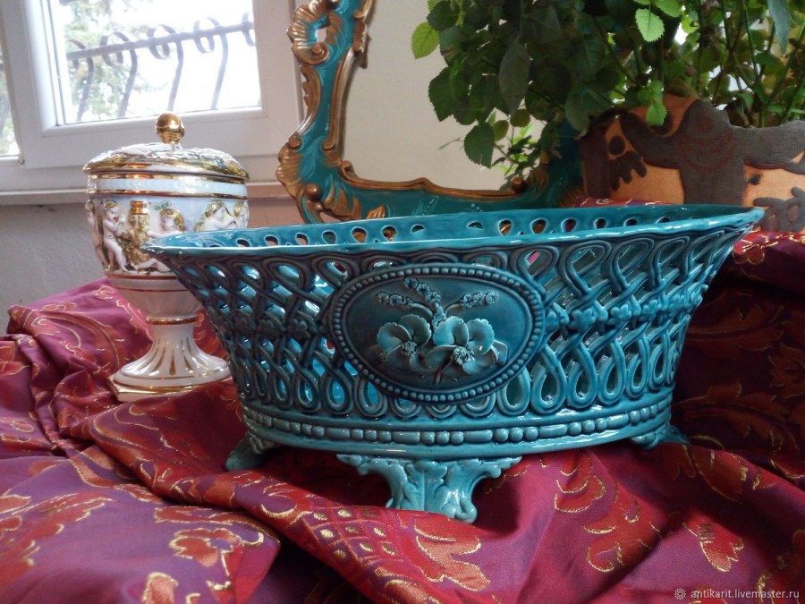 Бирюзовая ваза в интерьере