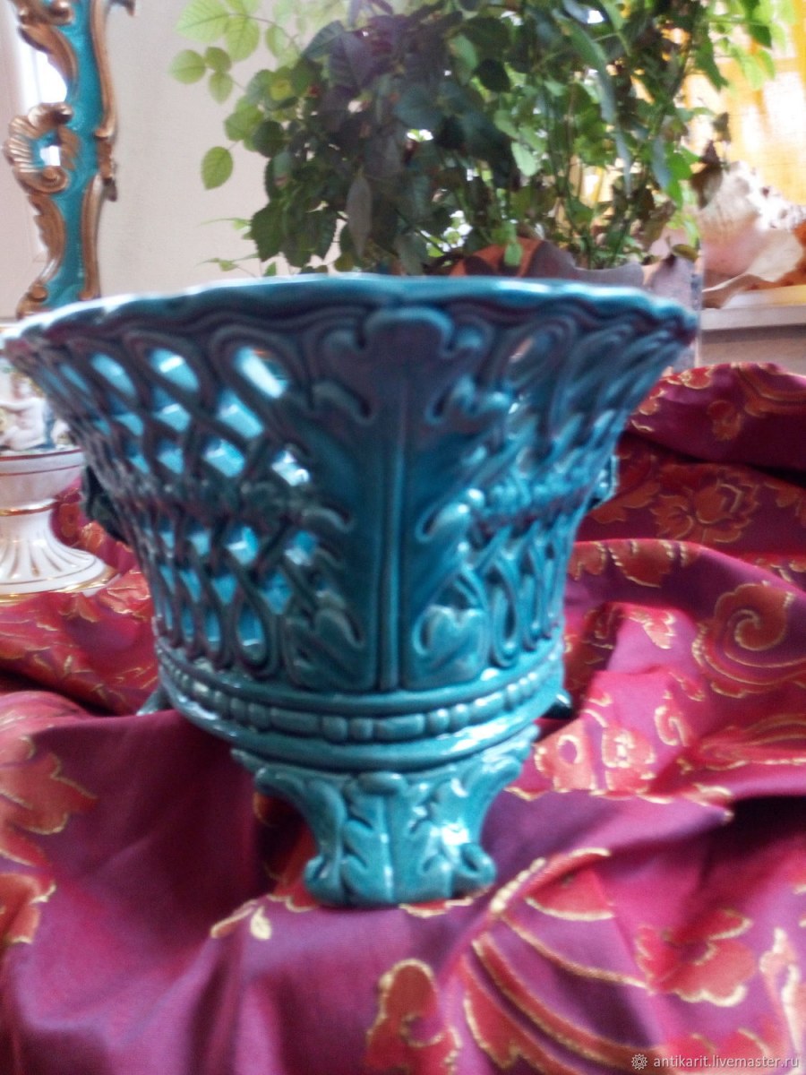 Иранские вазы бирюзой