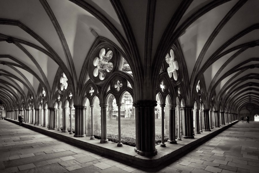 Стрельчатая арка готического собора