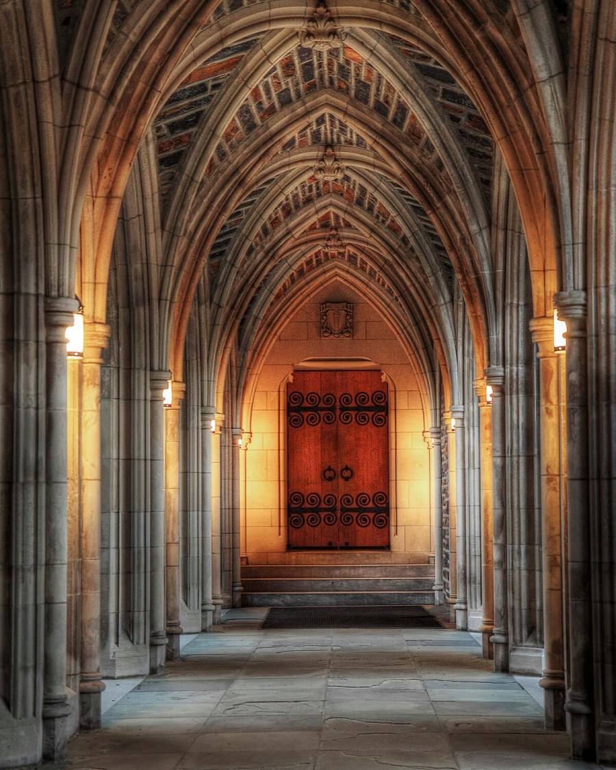 Стрельчатые окна Готика