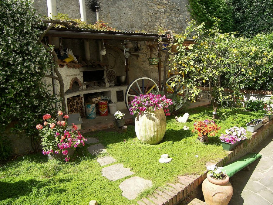 Двор в сельском стиле