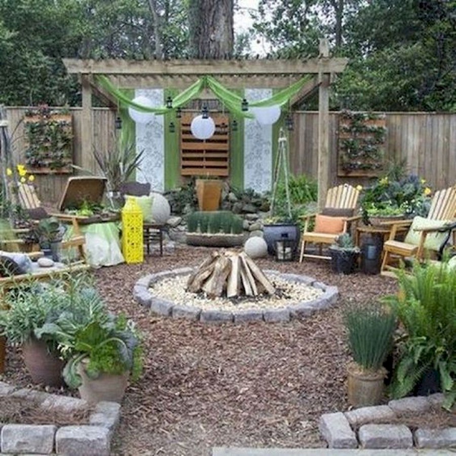 Украшение двора в деревенском стиле