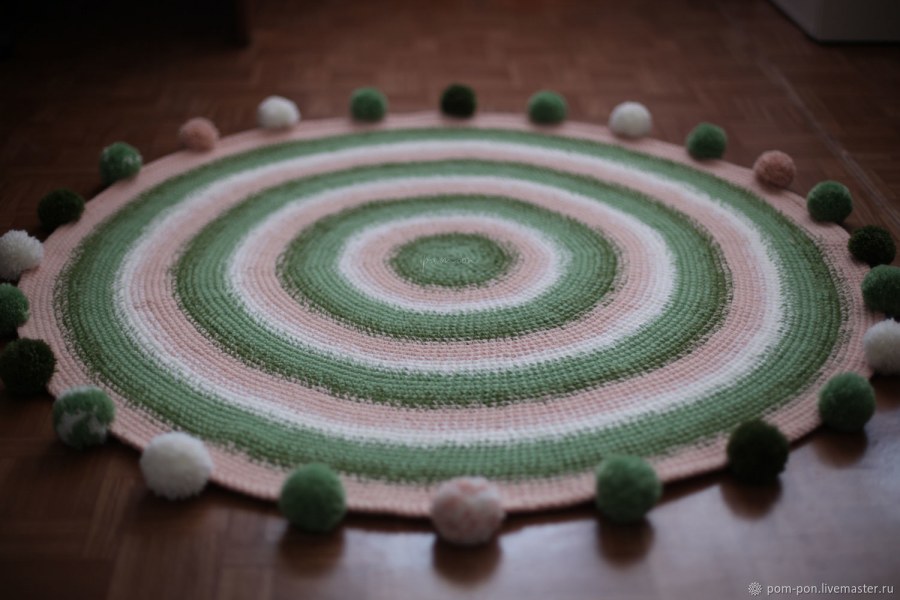 Круглый ковер с помпонами