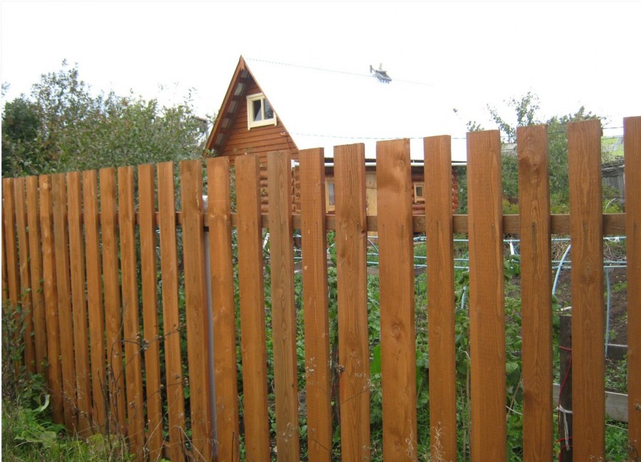 Деревянный забор для дачи