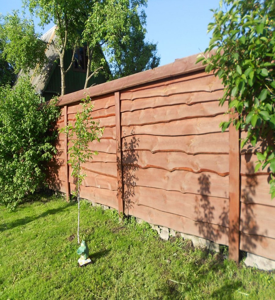 Заборы из горбыля и необрезной доски