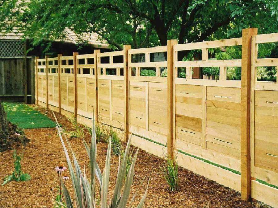 Сплошной деревянный забор