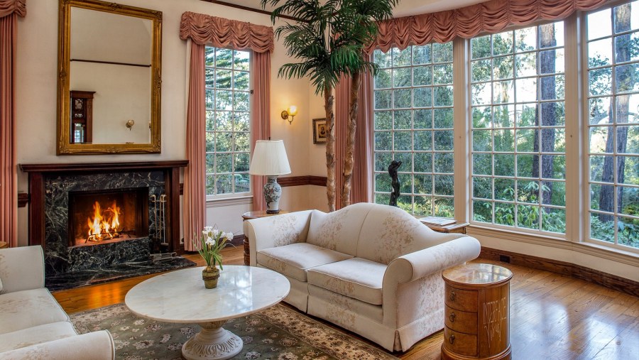 Уютная гостиная с камином в доме