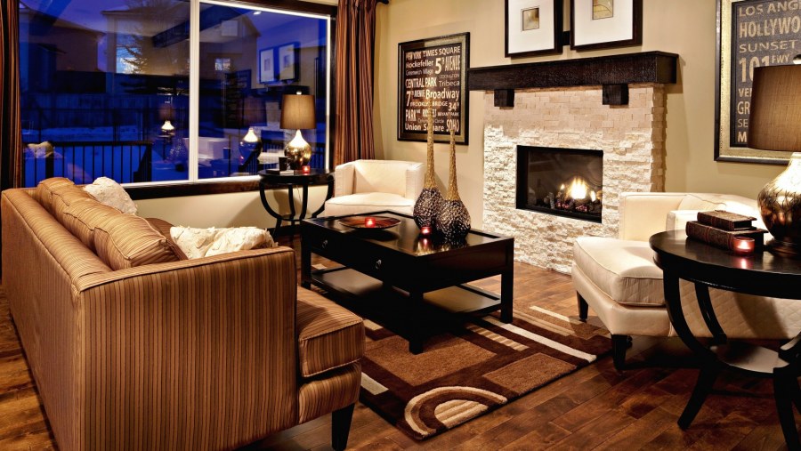 Уютная гостиная в темных тонах