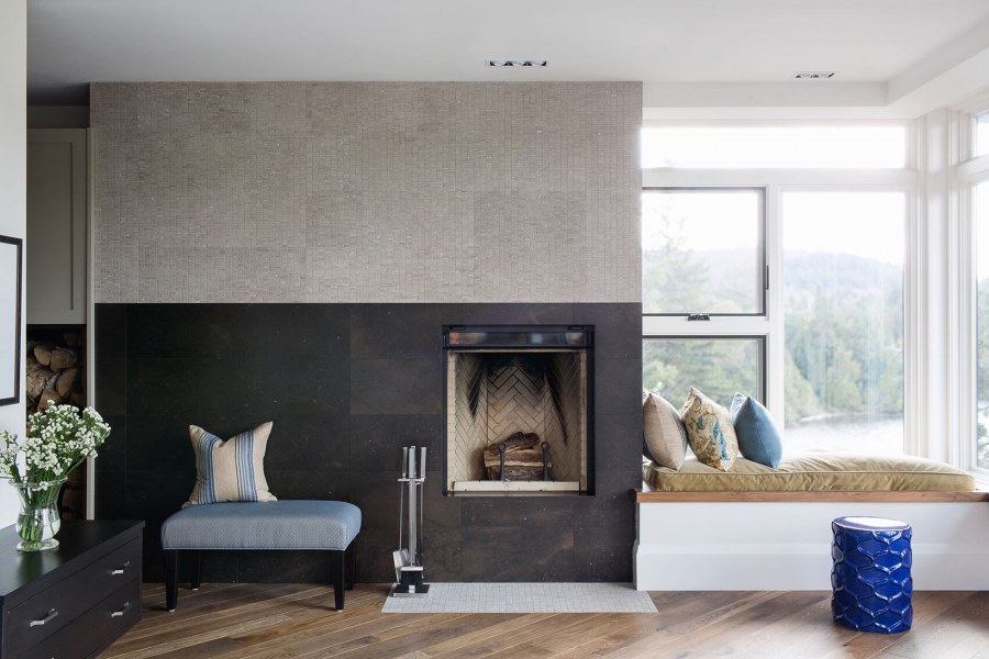 Камин под подоконником в интерьере