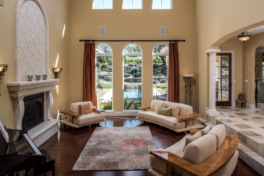 Комната с камином и окном