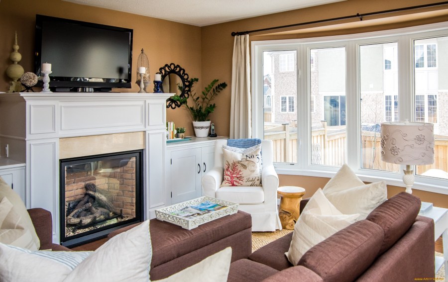 Камин в гостиной у окна